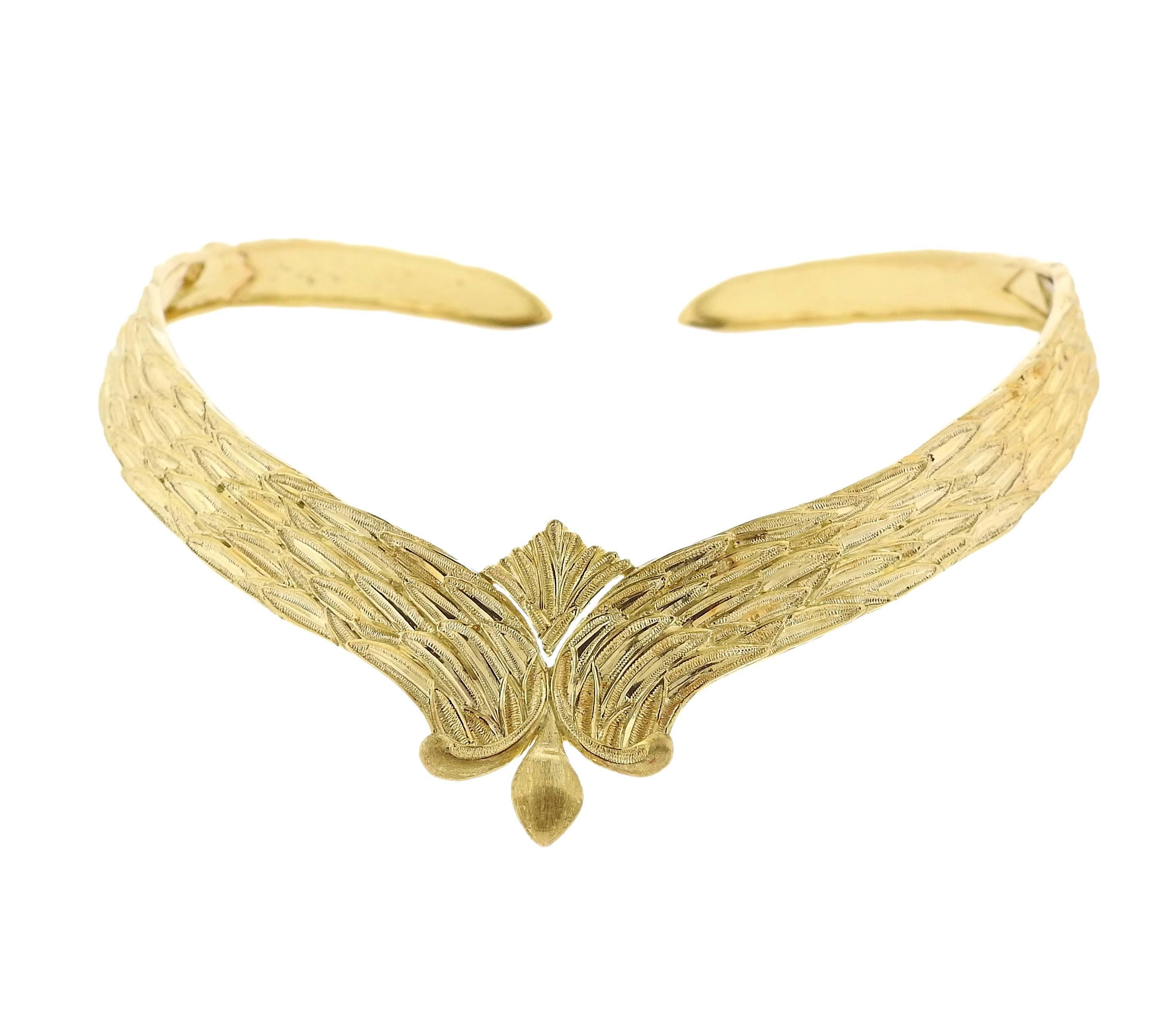 An 18k yellow gold collar necklace, crafted by Buccellati. Necklace will fit a small size neck, inner circumference approx. 13 inches, opening is 1 1/2 inches wide, widest point of the necklace - 30mm wide. Weight of the piece - 45.2 grams. Marked: