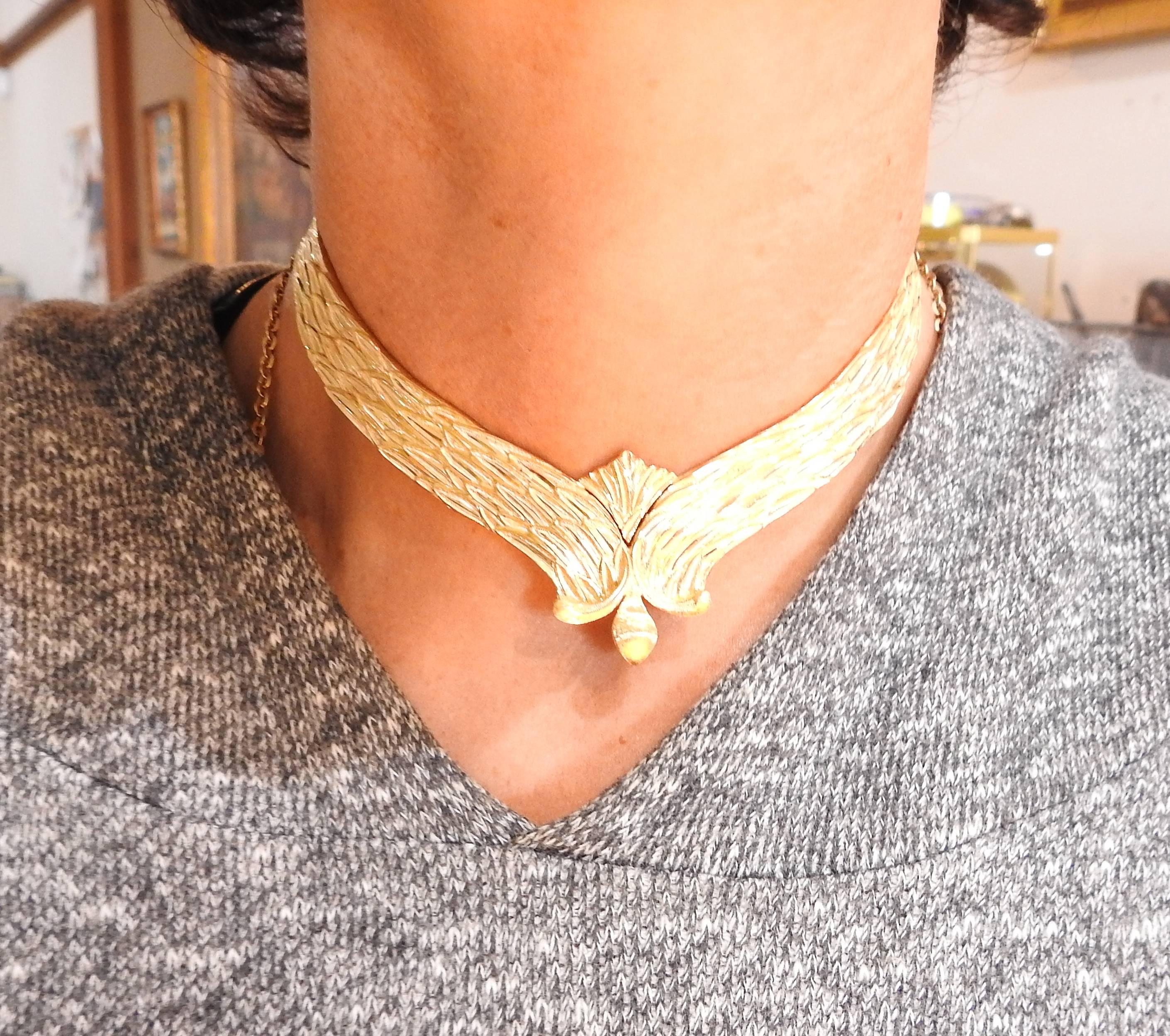 Buccellati Wing Motif Gold Collar Necklace In New Condition For Sale In Lambertville, NJ