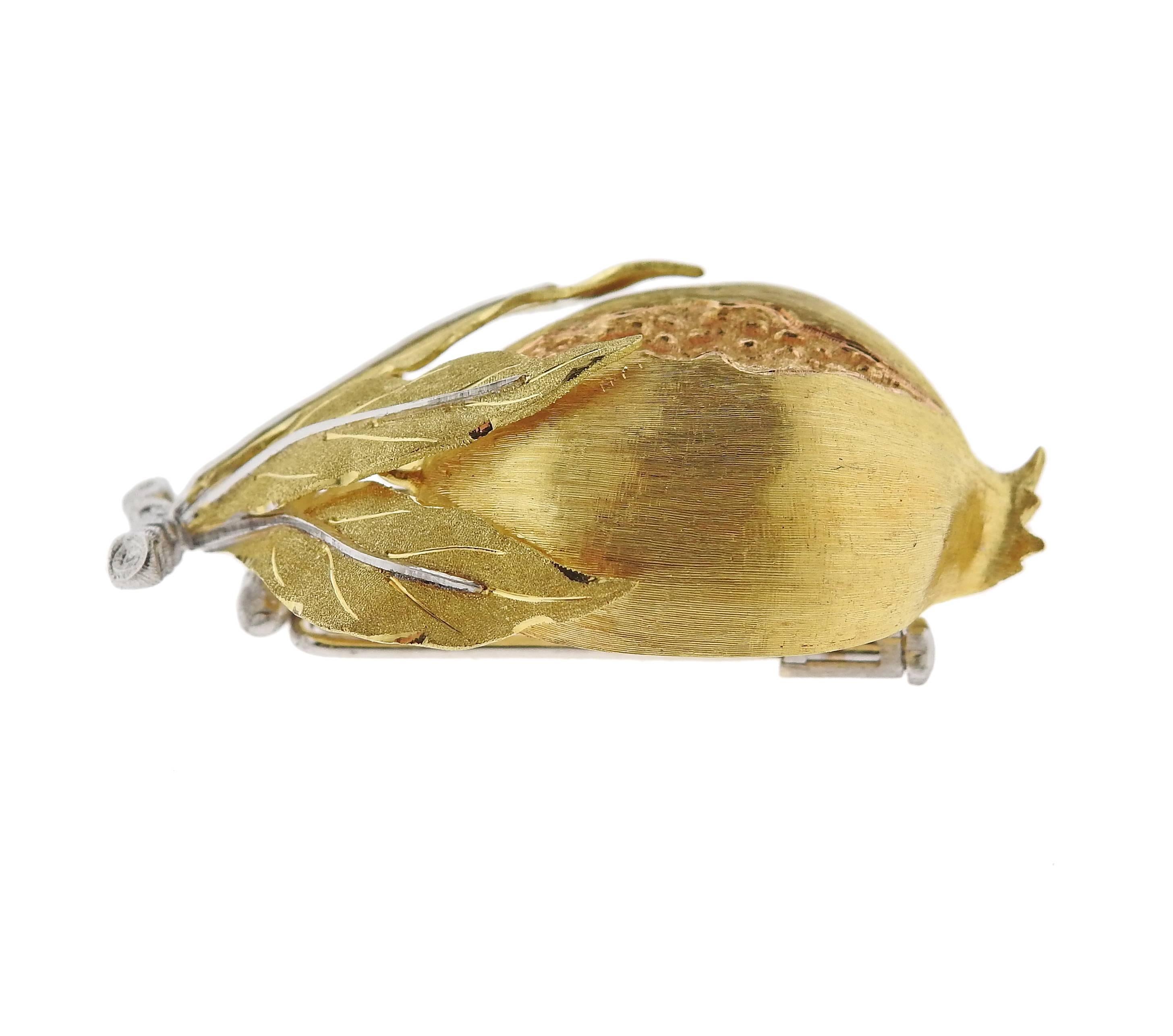 Tri color gold Buccellati pomegranate brooch, measuring 40mm x 26mm, weighs 21.1 grams. Marked: Buccellati, 750, E4100, Italy.
Comes with pouch. Retail $15500.