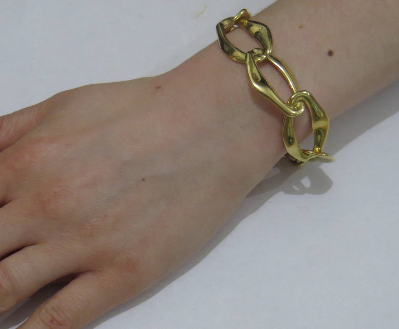 18k gold link bracelet, designed by Elsa Peretti for Tiffany & Co, featuring toggle closure. Bracelet is 7 3/4