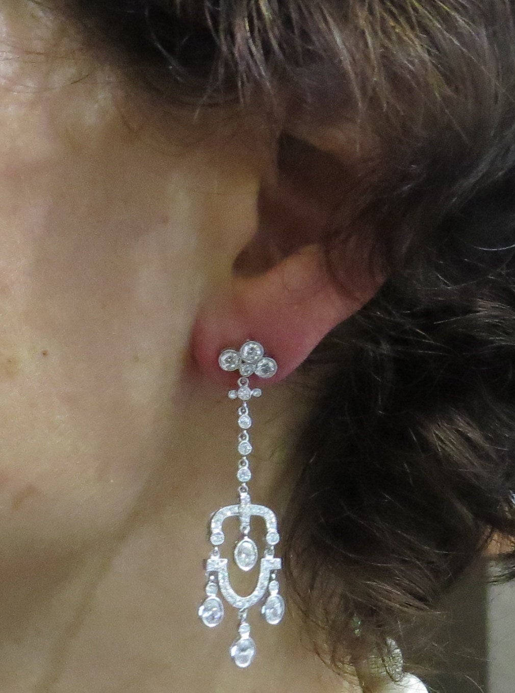 Beautiful Diamond Gold Chandelier Earrings In Excellent Condition In Lambertville, NJ
