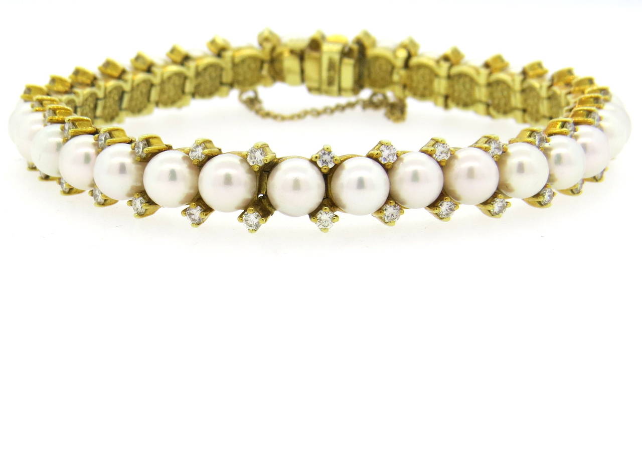 18k gold bracelet, decorated with 5.5mm saltwater Akoya pearls and diamond spacers, with approximately weight of 1.50ctw. Bracelet is 7