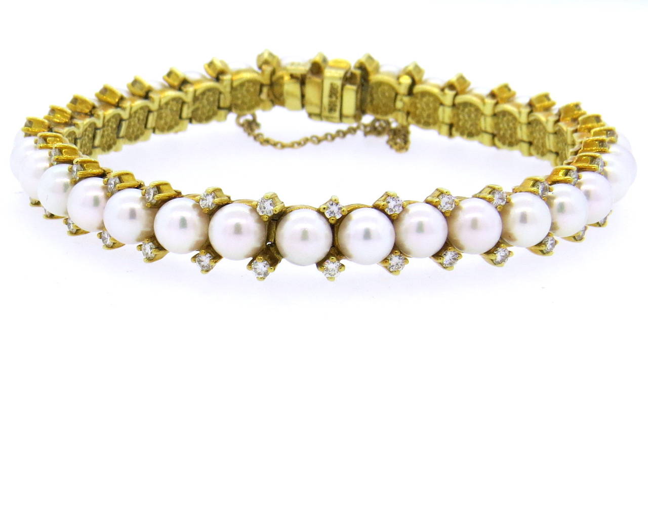 Classic Pearl Diamond Gold Bracelet In Excellent Condition In Lambertville, NJ