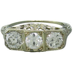 Bague à trois pierres en or filigrané et diamant de style Art déco