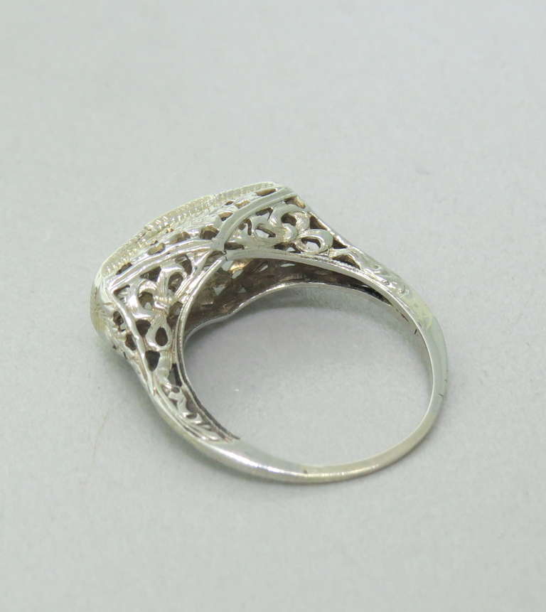 Amerikanischer Art-Déco-Ring aus 14 Karat Gold mit drei Diamanten im alten europäischen Schliff mit einem Gesamtkaratgewicht von ca. 1::50ctw. Ring Größe 6 1/4:: Ring oben ist 8mm x 16mm. Gewicht 3.3g