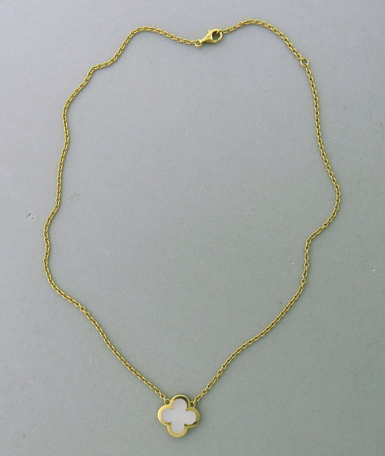 Van Cleef Arpels Alhambra Perlmutt Gold Anhänger Halskette im Zustand „Hervorragend“ in Lambertville, NJ