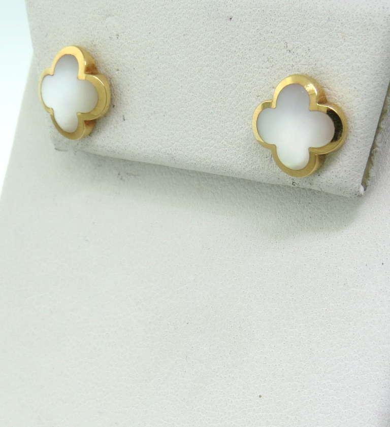 kleeblatt-Ohrstecker aus 18 Karat Gold von Van Cleef und Arpels aus der Alhambra-Kollektion mit Perlmutt:: Verkaufspreis: $3350. Die Ohrringe sind 11 mm x 11 mm groß. Markiert VCA::750::CL17005. Gewicht 3::6g