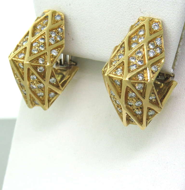 Demner Ohrringe aus 18k Gold mit ca. 1,40ctw Diamanten. Die Ohrringe sind 27 mm x 16 mm groß. Gezeichnet Demner,750. Gewicht 72g