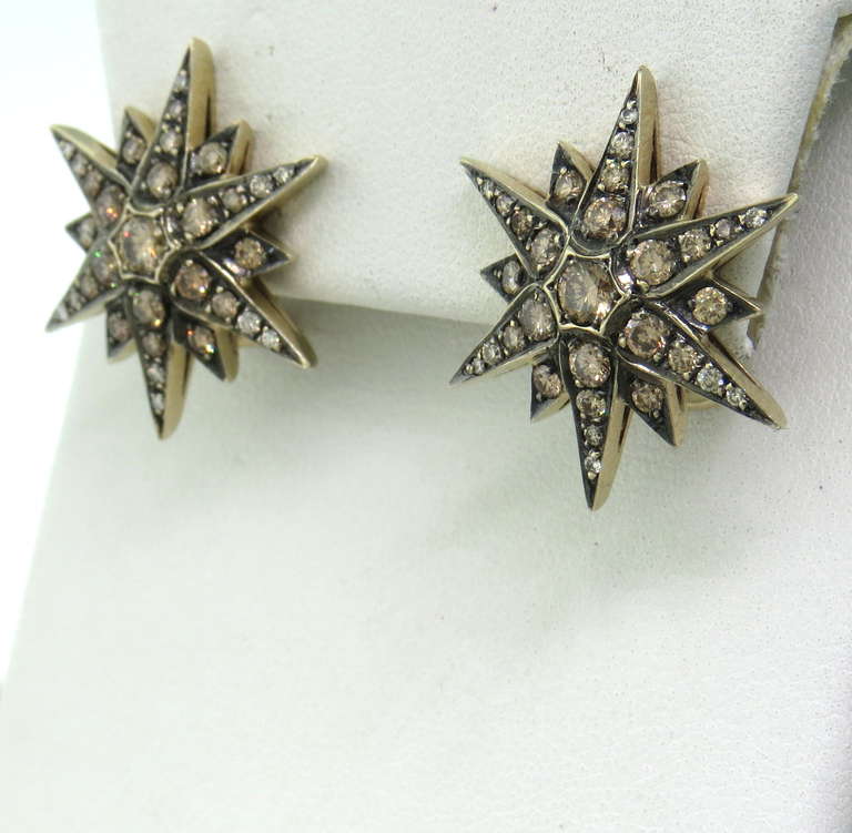 Große H Stern Gold Fancy Diamond Star Ohrringe im Zustand „Hervorragend“ in Lambertville, NJ