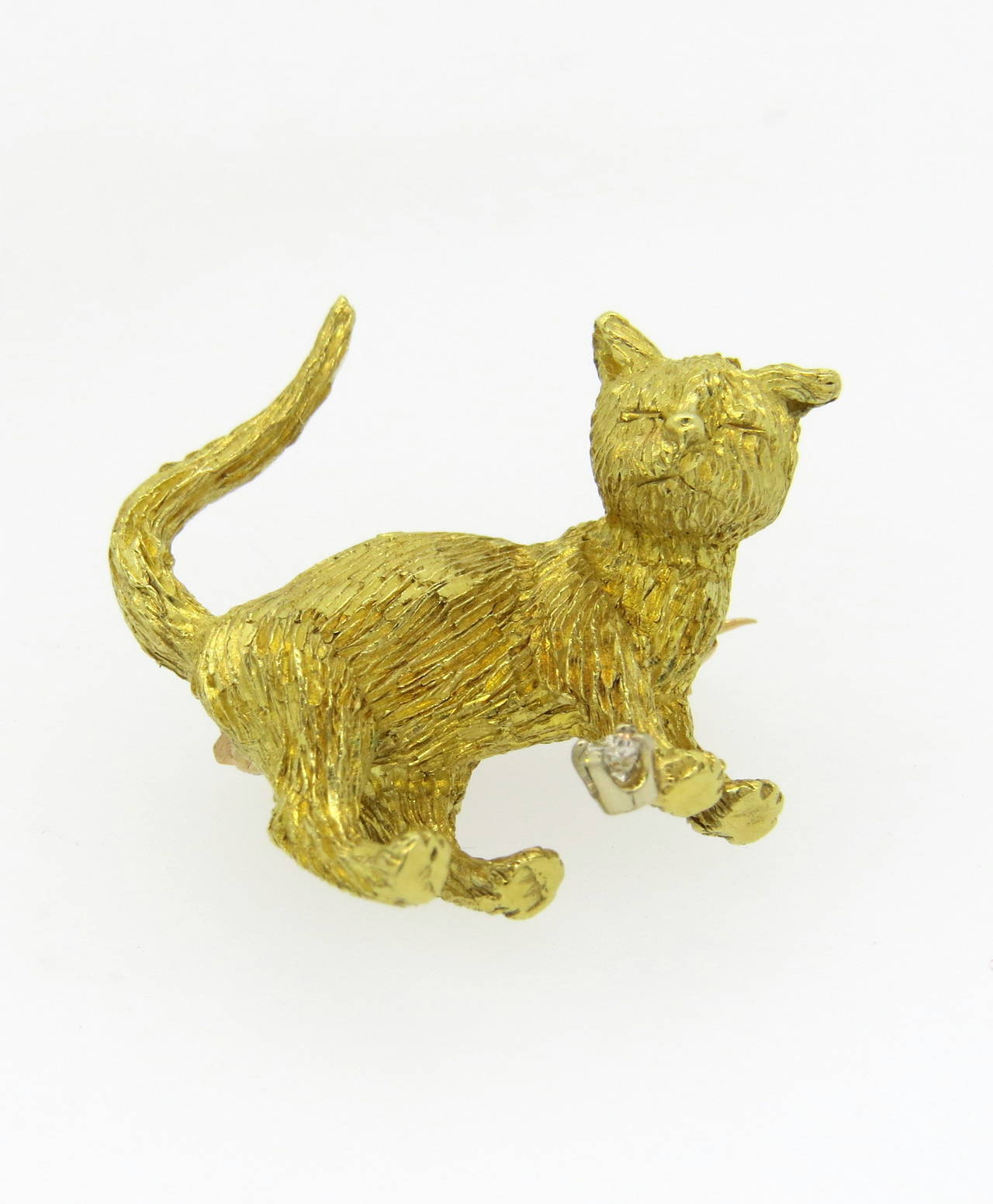 18k gold brooch, decorated with one 0.06ct diamond , featuring a cat. Brooch measures 28mm x 27mm. Weight of the piece - 8 grams