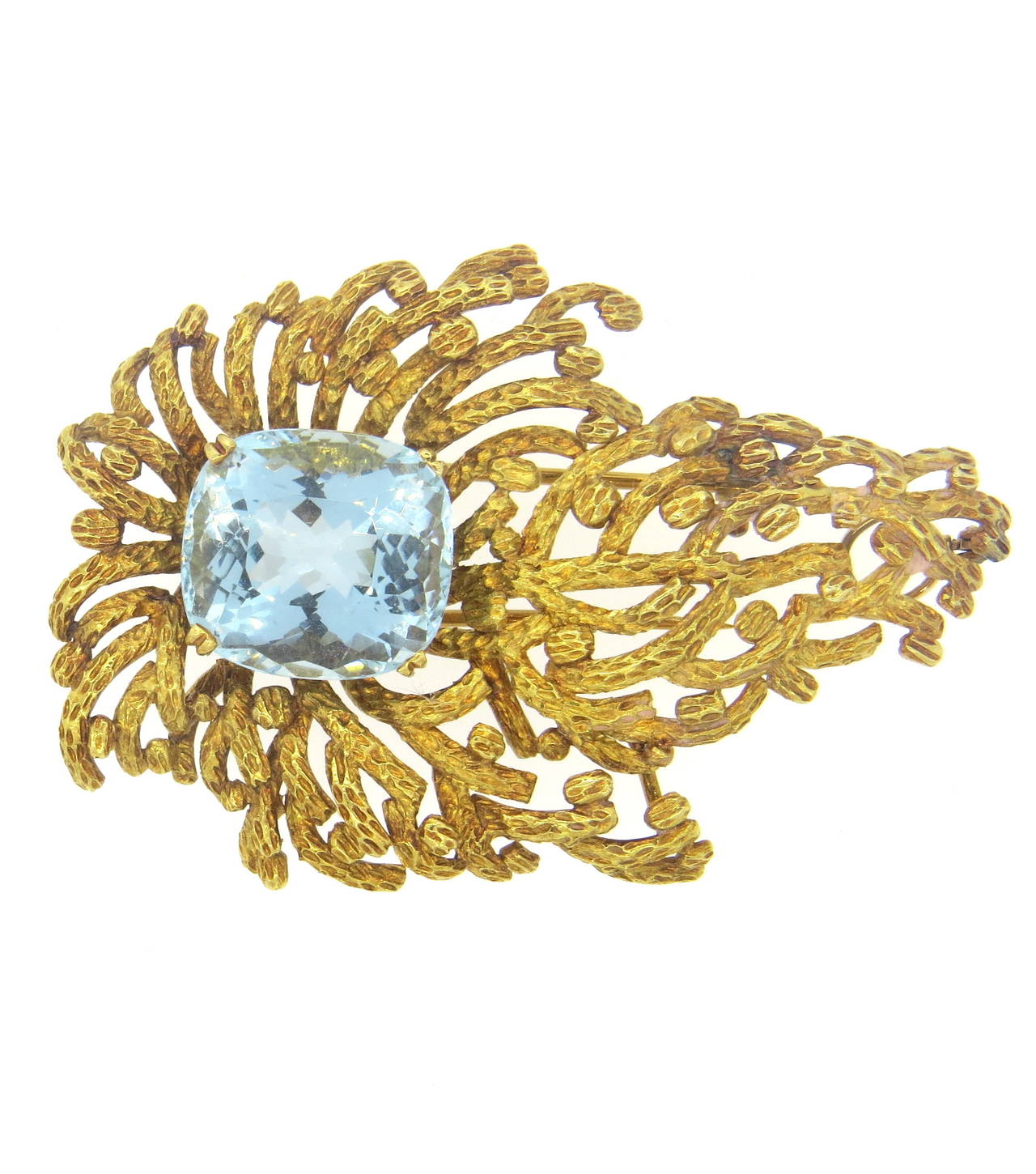 Vintage 18k gold brooch, featuring 17.5mm x 16.1mm 12mm aquamarine gemstone - approximately 18.5 -20.00ct . Brooch can be also worn as a pendant. Measures 65mm x 45m. Weight of the piece - 33.9 grams