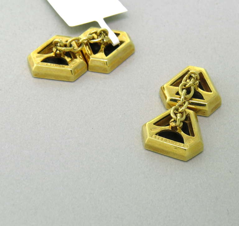 Metal: 18k Gold
Gemstone: Onyx
Dimensions - 12mm x 14mm
Weight - 14.4 grams
