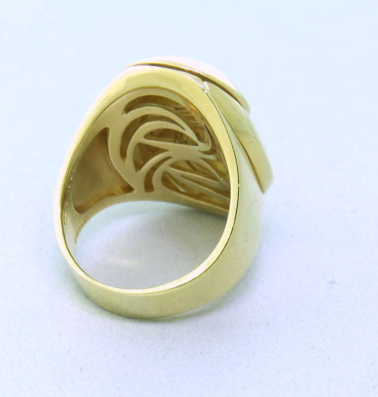 Metall - 18k Gelbgold
Ringgröße - 10, Oberseite des Rings - 31mm x 22mm
Gewicht - 23,2 g