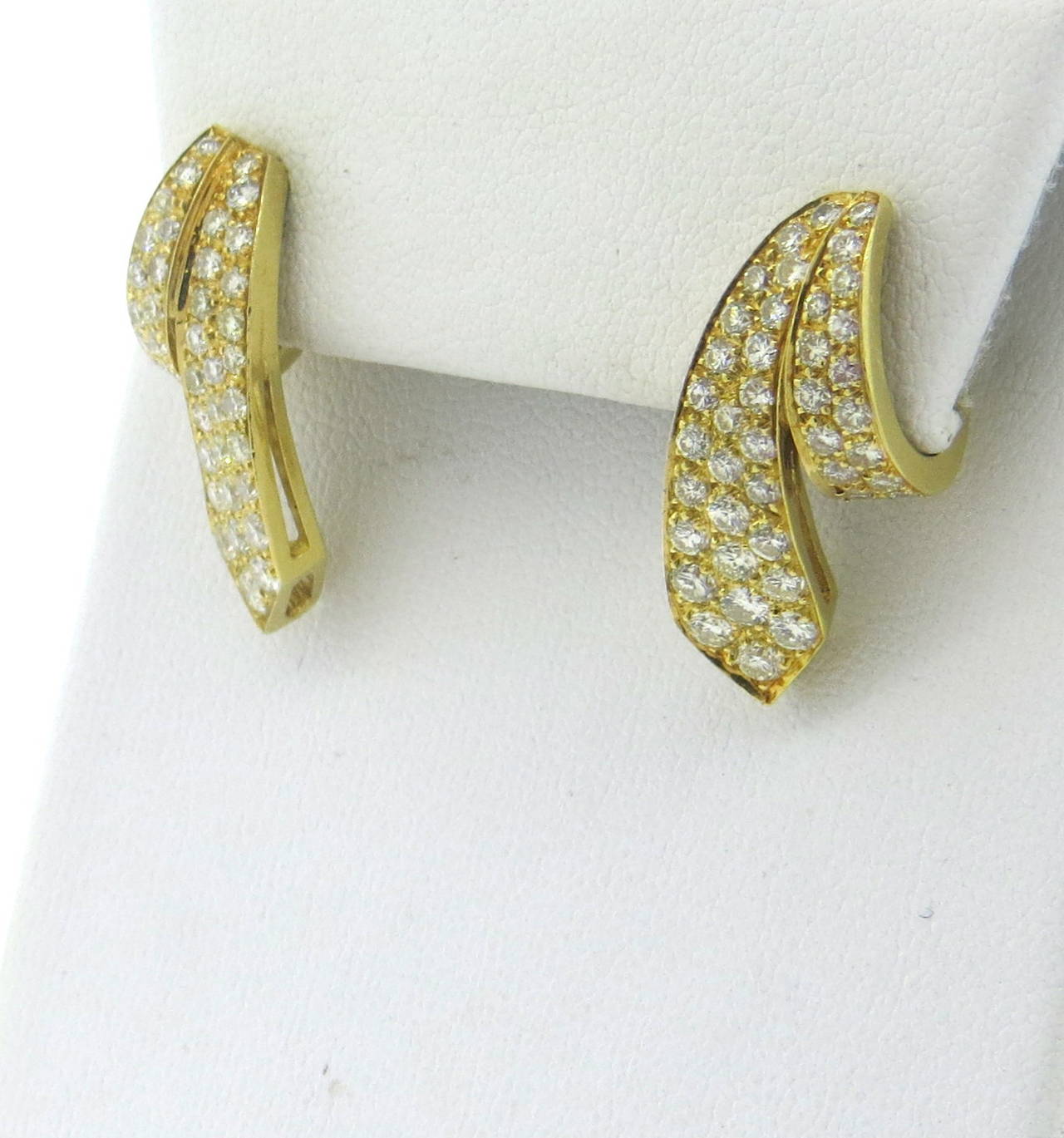 Diamond Gold Earrings In Excellent Condition In Lambertville, NJ