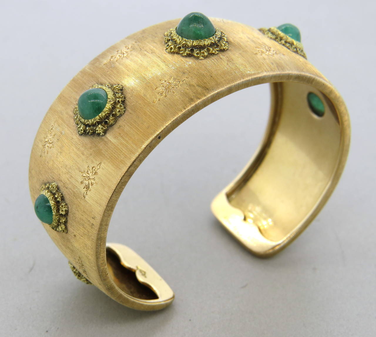 Buccellati Cabochon Emerald Gold Cuff Bracelet In Excellent Condition In Lambertville, NJ