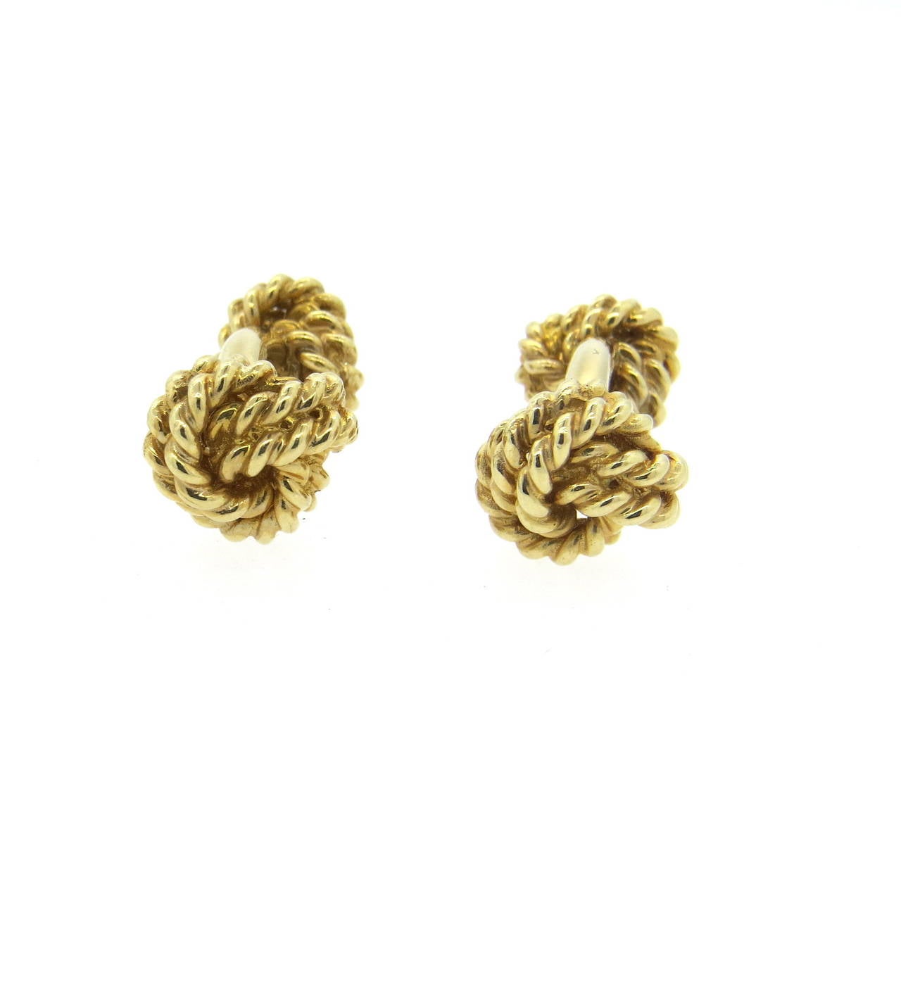 Vintage 14k gold woven knot cufflinks, crafted by Tiffany & Co. Top measures 12.5mm x 13mm, back - 10.5mm x 10.5mm. Marked 14k and Tiffany & Co. Weight - 16.3 grams
Come in Tiffany & Co box.