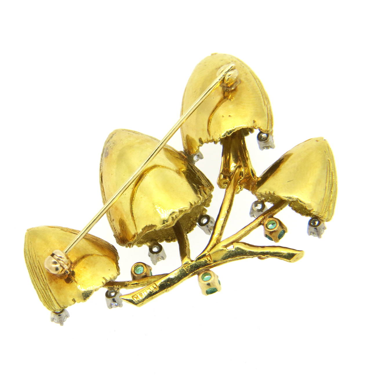 18k gold mushrooms brooch, decorated with approx. 0.27ctw in diamonds and emeralds. Brooch measures 45mm x 35mm. Weight of the piece - 21.8 grams