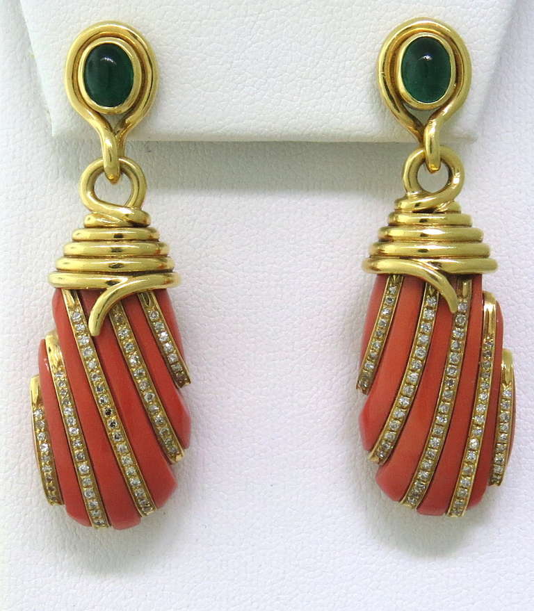 Metal: 18k Yellow Gold
Gemstones: Emerald Cabochons - 6.2mm x 4.4mm, Coral, Diamonds approx. 0.60ctw

Dimensions: 50mm x 16mm
Weight: 34.2g