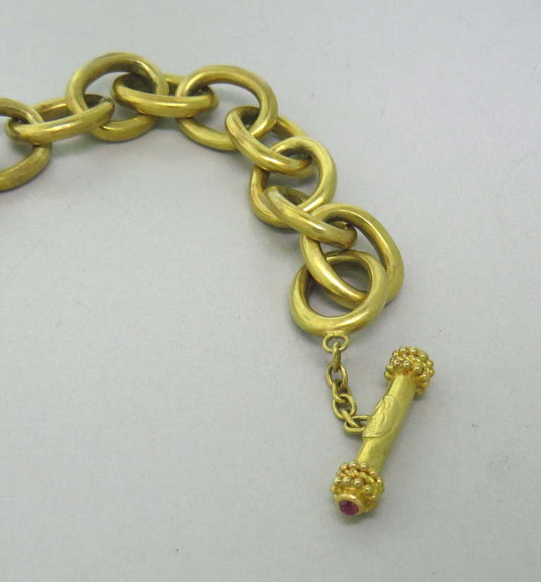 Elizabeth Locke Gold Ruby Link Toggle Bracelet In Excellent Condition In Lambertville, NJ