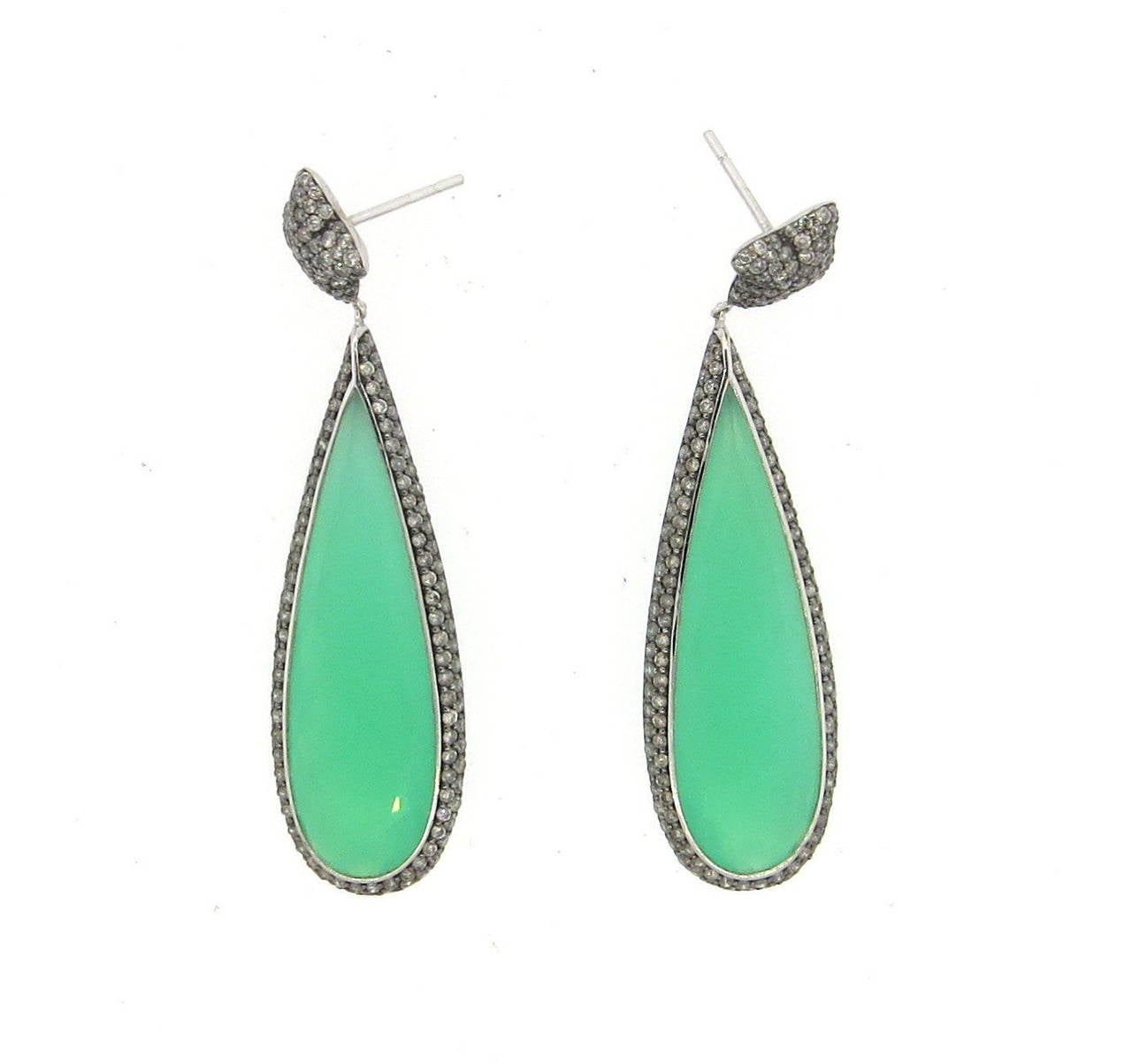 Impressive 18k gold long drop earrings by David Yurman, featuring 4.39ctw in gray diamonds and chrysoprase drops. Earrings are 64mm long x 17mm wide - missing backs. Marked D.Y.,750. Weight - 19.2 grams 
Currently retail for $15000