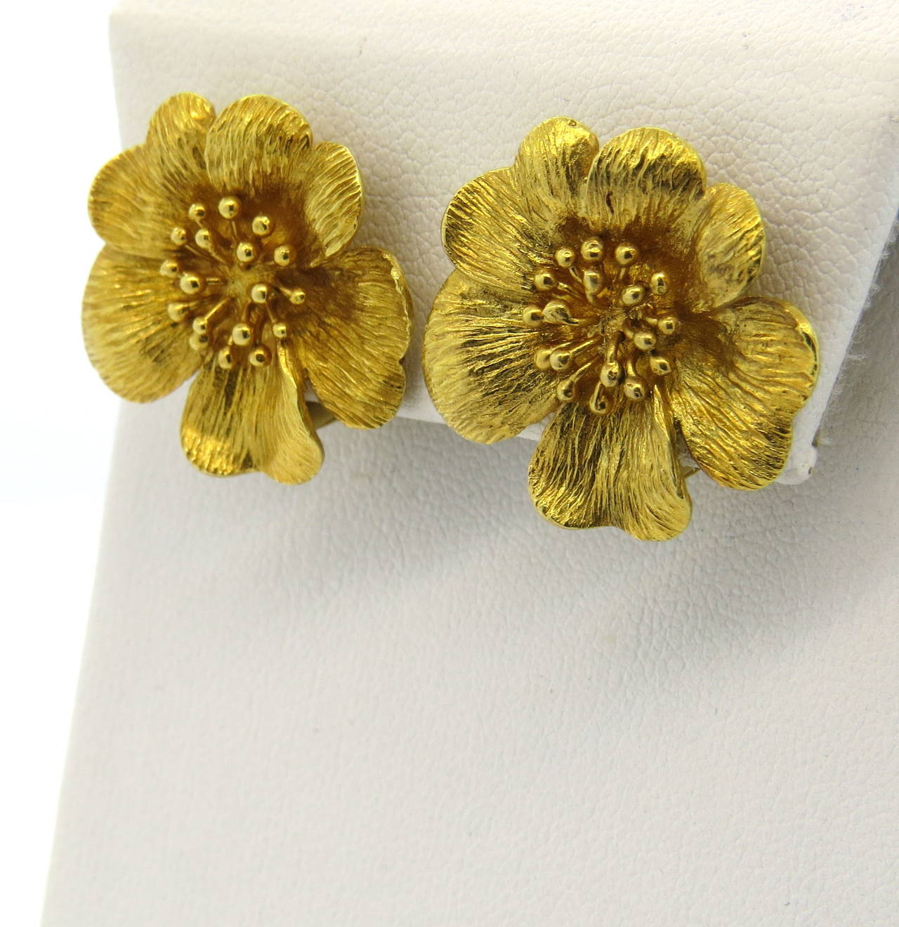Ilias Lalaounis Textured Gold Flower Earrings In Excellent Condition In Lambertville, NJ