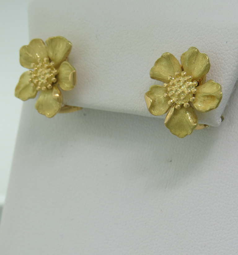 A sophisticated yet fun pair of flower earrings in 18k yellow gold.  The earrings are 16.5mm x 17.5mm and they weigh 8.8 grams.