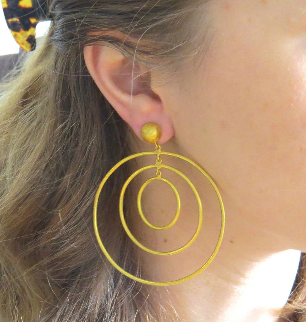 Yossi Harari Gold Large Triple Circle Hoop Earrings In Excellent Condition In Lambertville, NJ