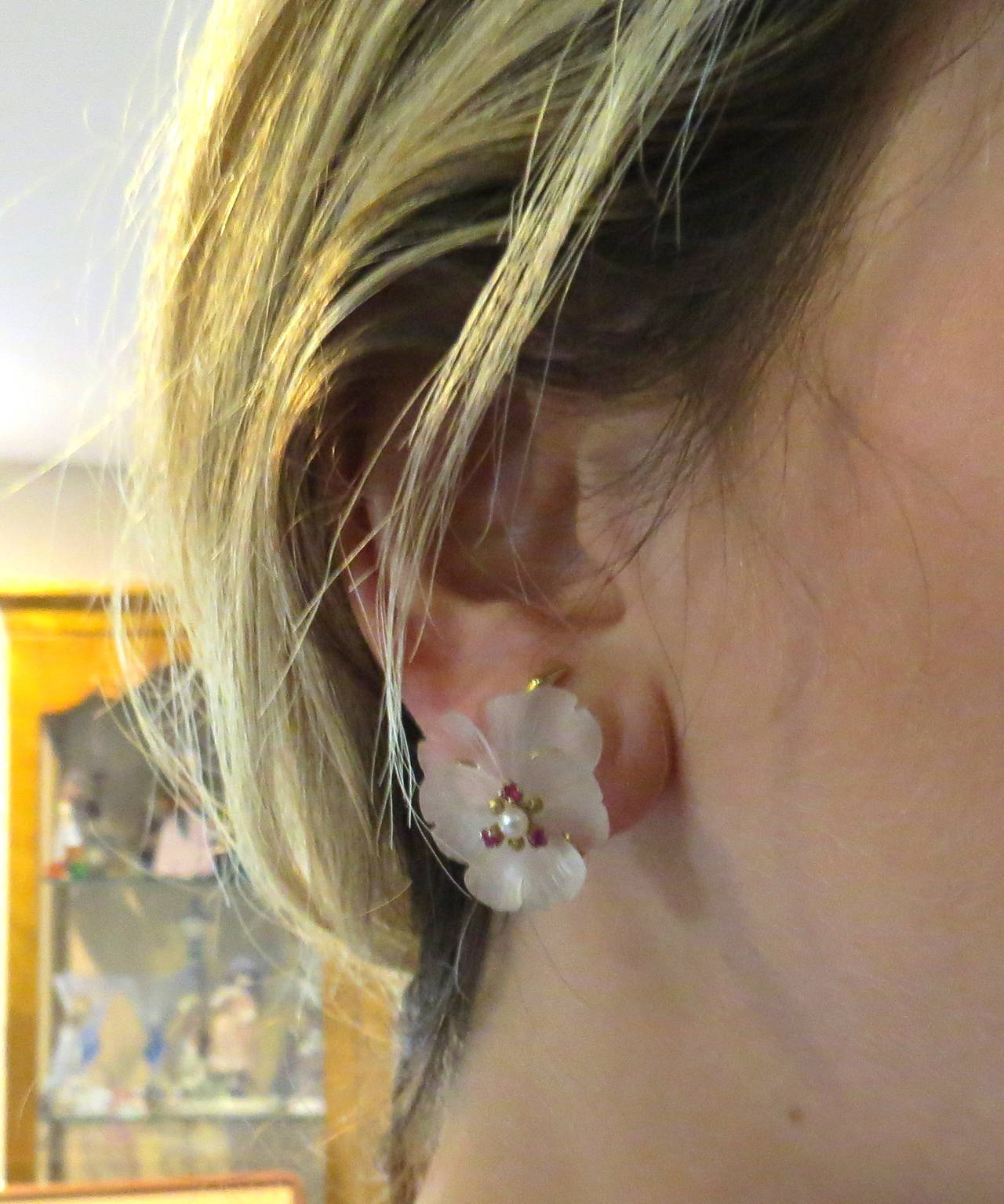 Retro Crystal Pearl Ruby Gold Flower Earrings In Excellent Condition In Lambertville, NJ
