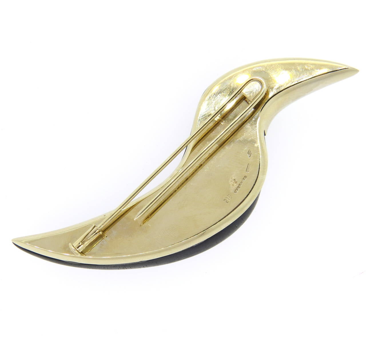 18k gold brooch, crafted by Vhernier, depicting tucane bird, decorated with black jet and diamonds. Brooch measures 80mm x 30mm. Marked 210, Vhernier, 750, Italian mark. Weight - 39.4 grams