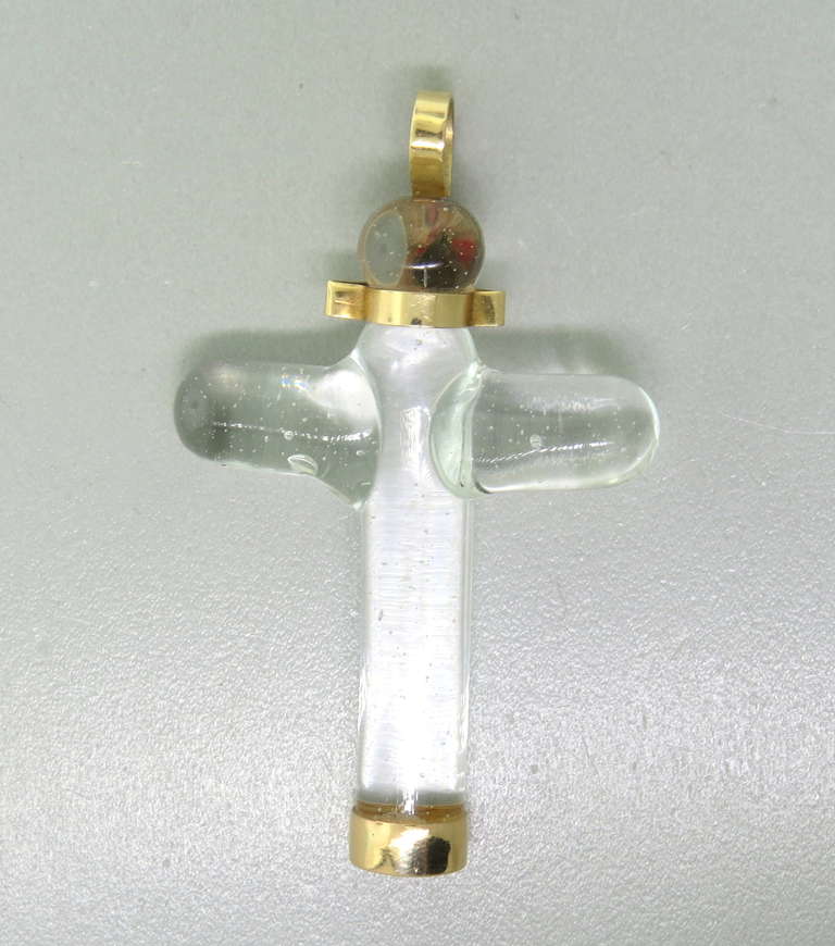 18K gold and crystal cross pendant measures 68mm (including bale) x 42mm. Marked - Gucci 750. Weight - 19.5g