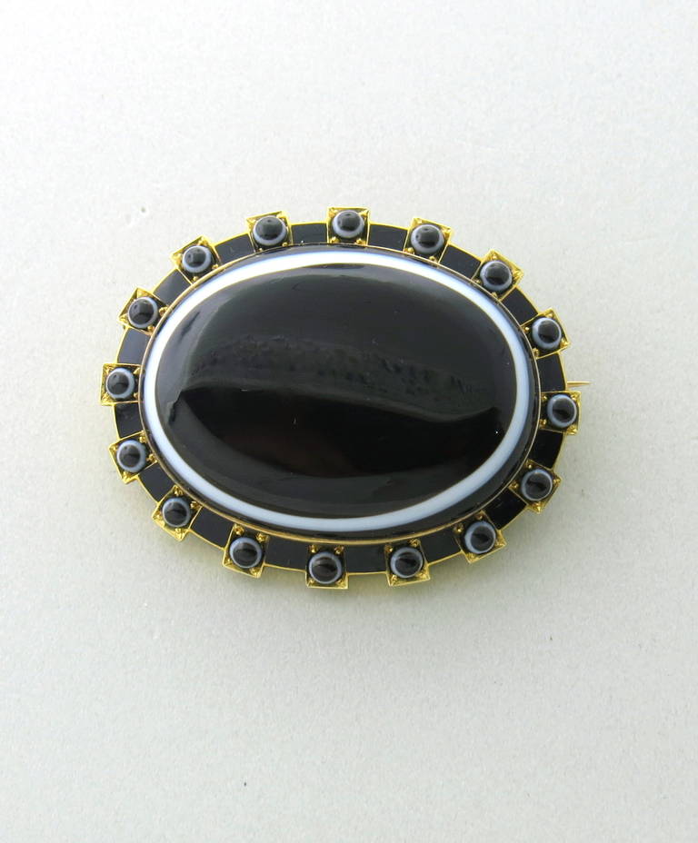 1870s Victorian Banded Agate Enamel Gold Brooch Pin In Excellent Condition In Lambertville, NJ