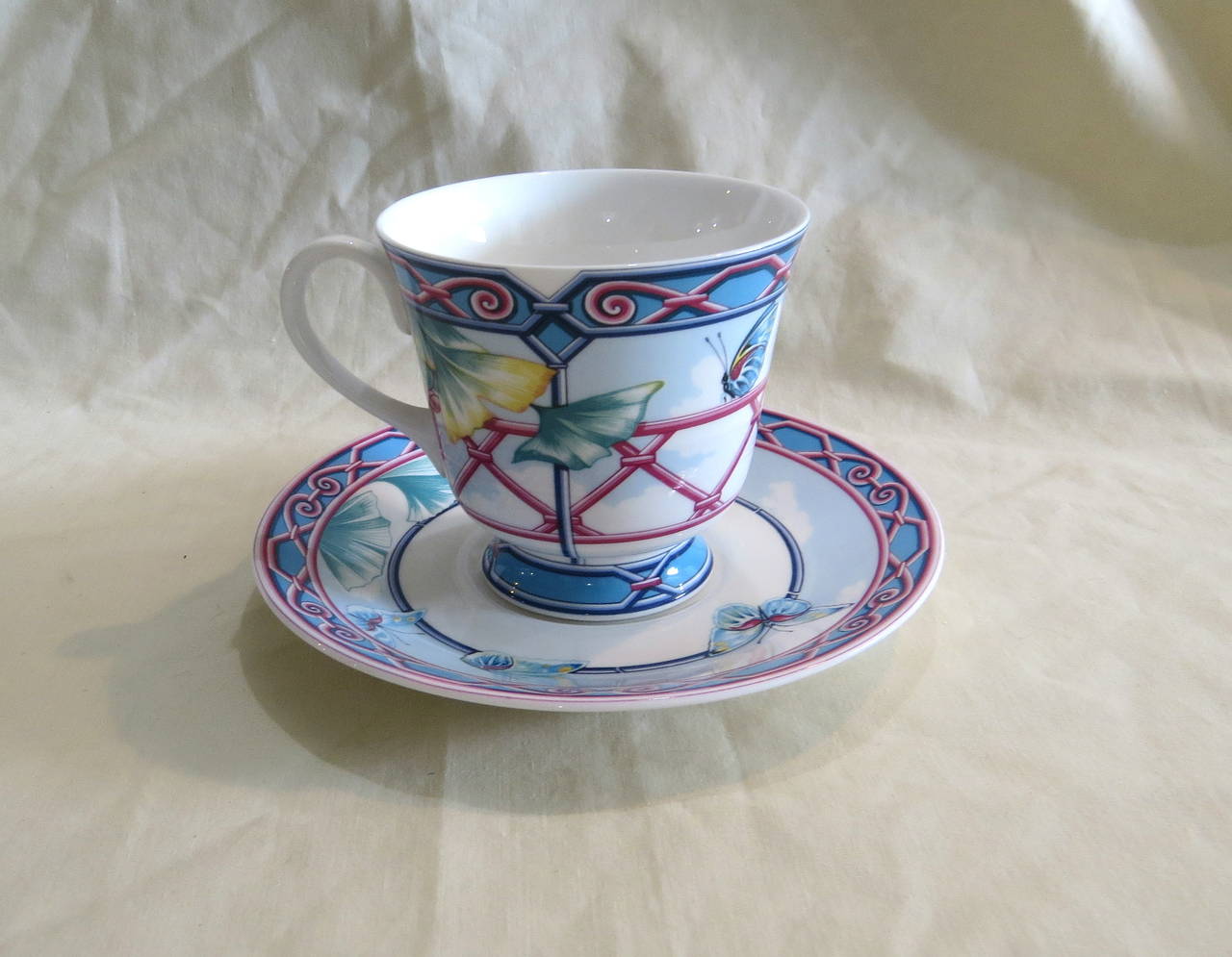 Hermes Papillons Porcelain Tea Cup with Plate Set of 8 at 1stdibs