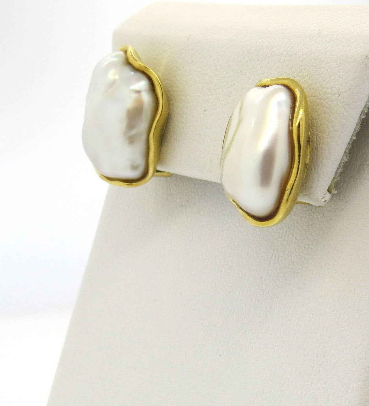 Tiffany & Co. Pearl Gold Earrings In Excellent Condition In Lambertville, NJ