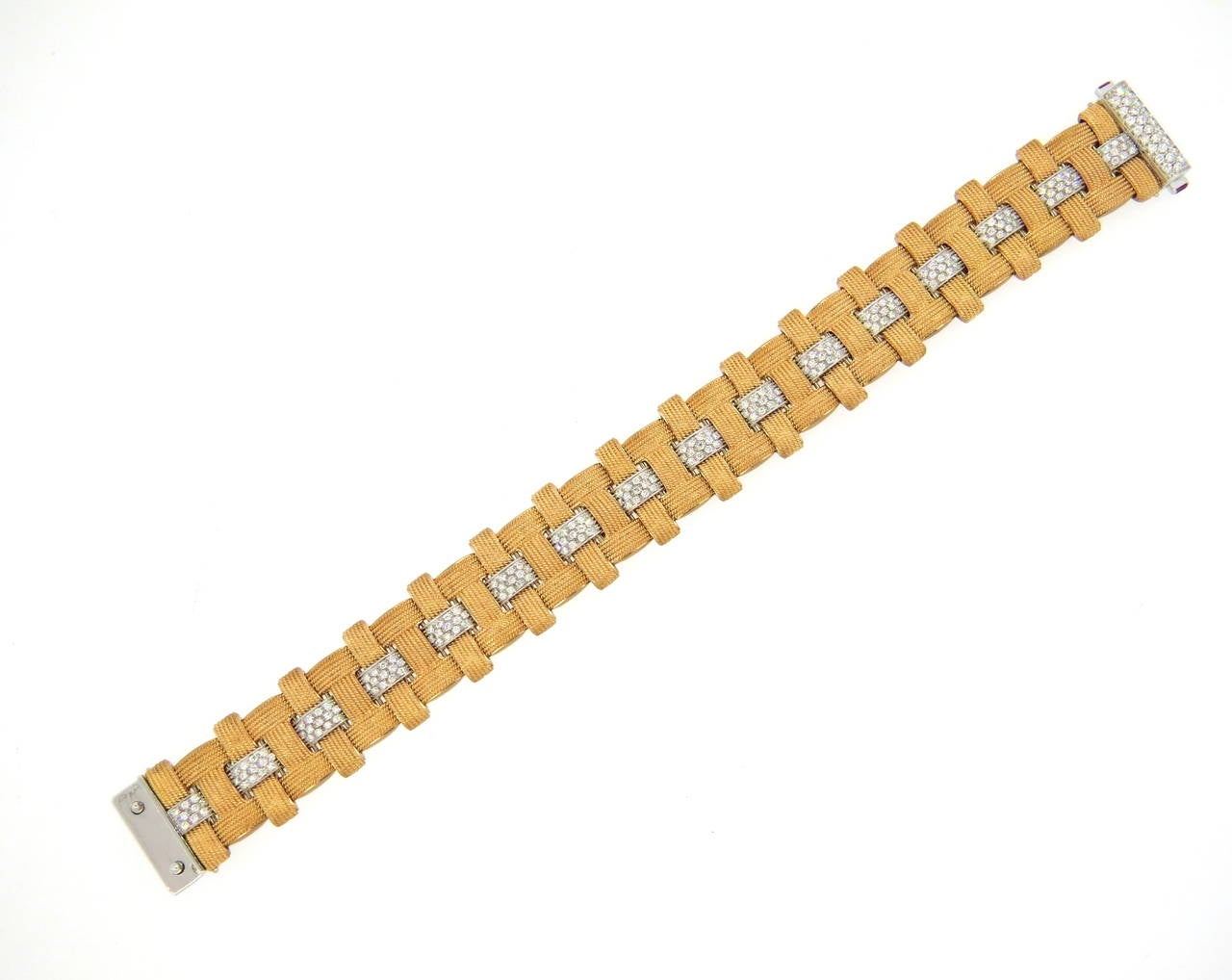 Impressive 18k rose gold bracelet, crafted by Roberto Coin for Magnifica collection, decorated with approximately 2.26ctw in G/Vs diamonds. Bracelet is 8 1/2