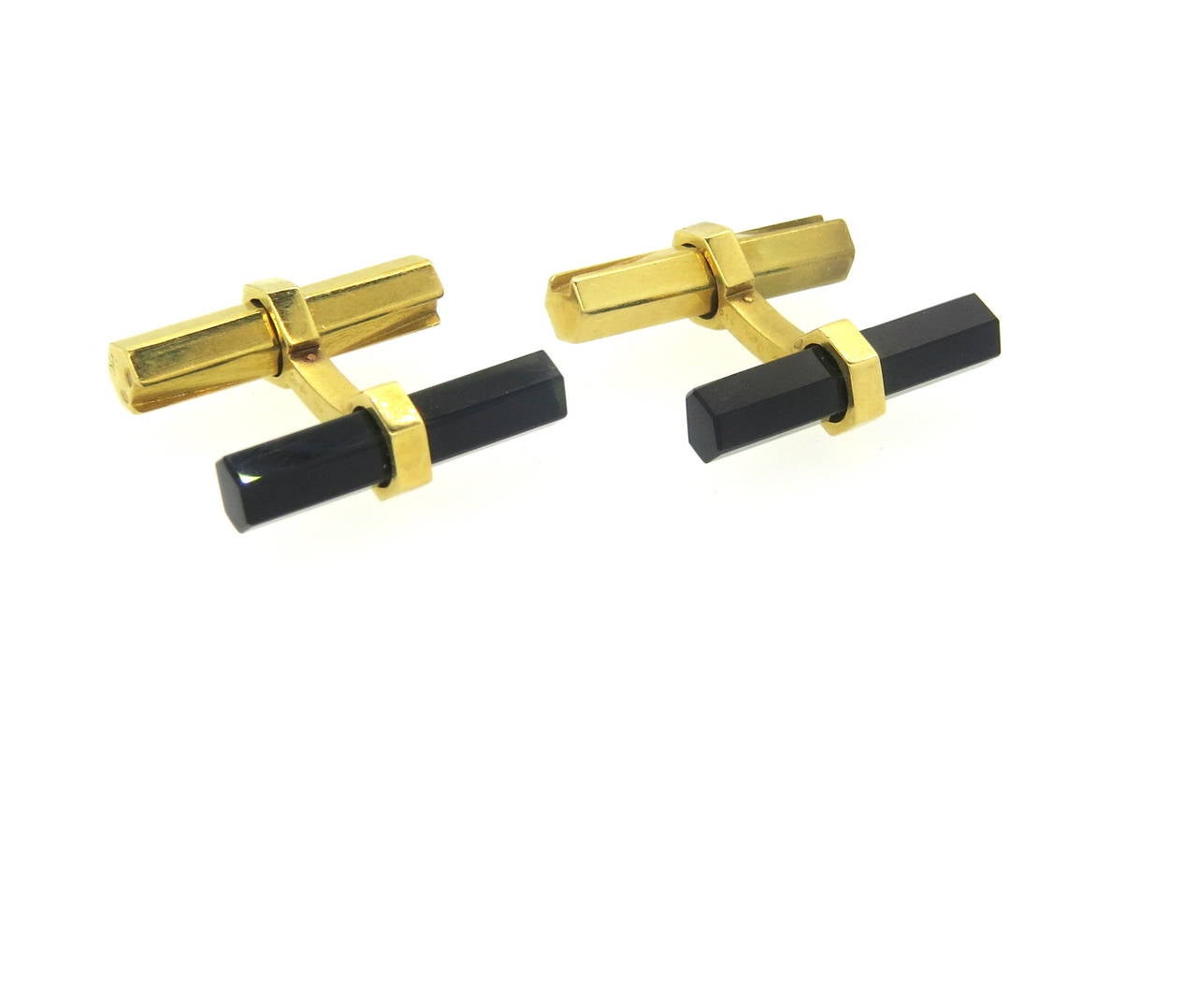 Classic Cartier Paris Onyx and Gold Cufflinks In Excellent Condition For Sale In Lambertville, NJ