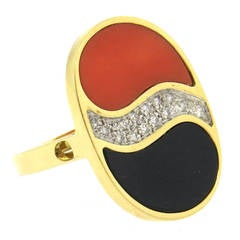 Vintage 1980s Coral Onyx Diamond Gold Ring