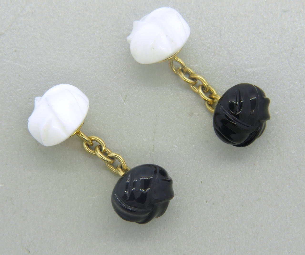 Trianon Carved White and Black Onyx Gold Cufflinks In New Condition In Lambertville, NJ