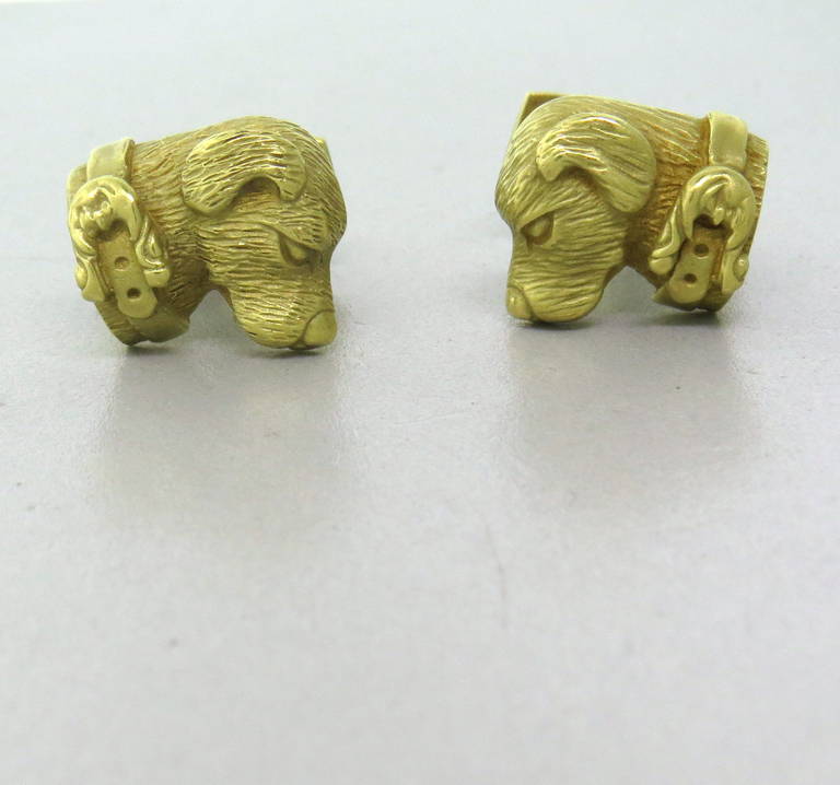 A pair of 18k gold cufflinks in the form of dogs by Barry Kieselstein-Cord.  The cufflinks measure 16.3mm x 15mm and weigh 20.8 grams.