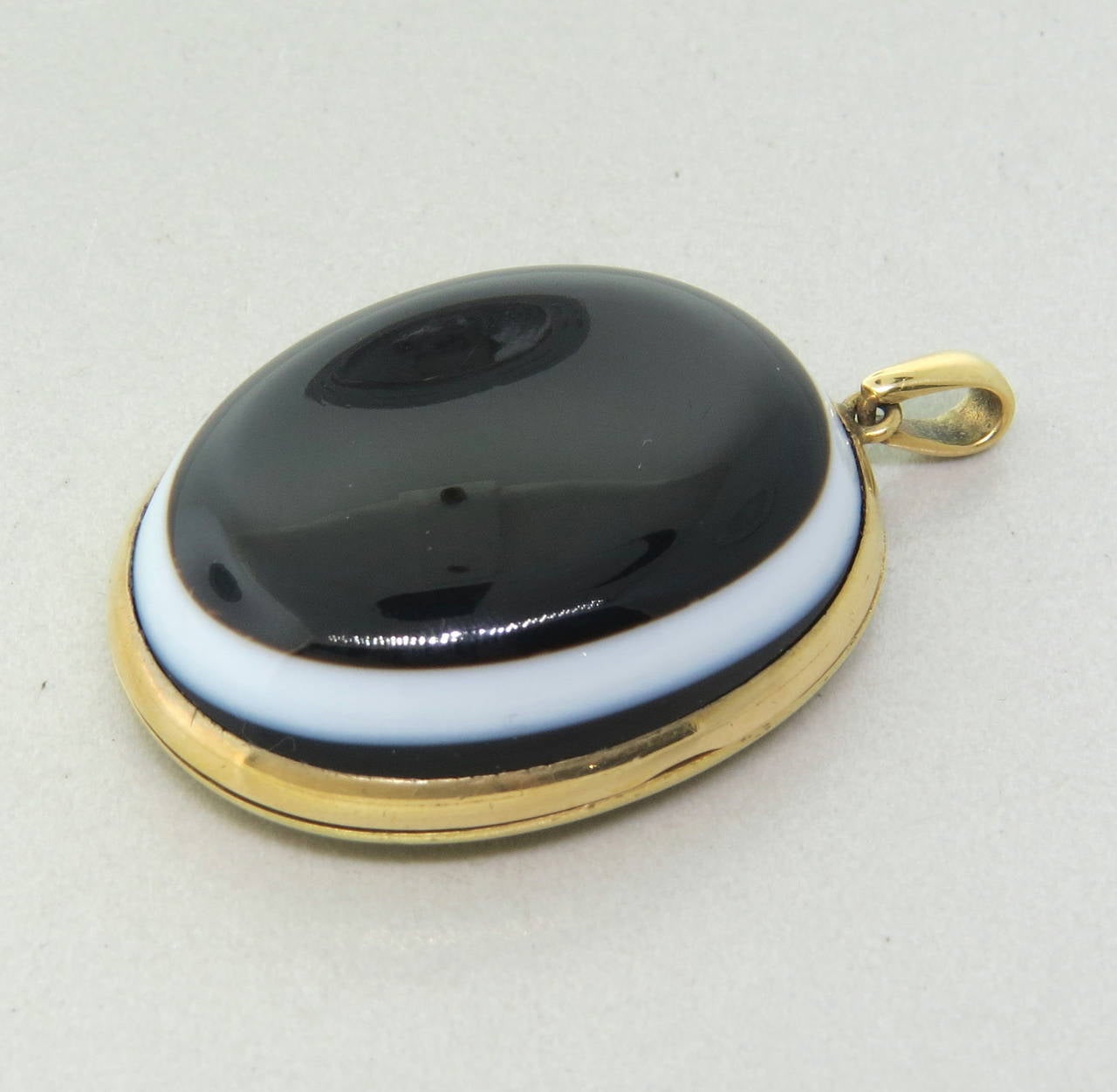 A Victorian locket made of 14k yellow gold set with a banded agate.  Locket is 36mm x 28mm. weight - 22.1gr