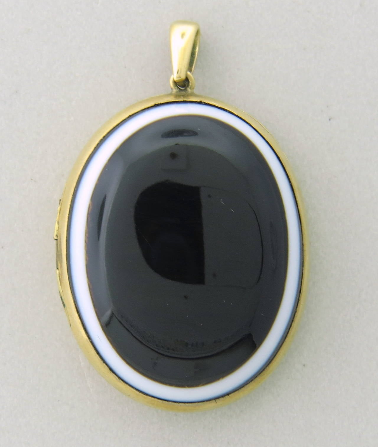 Victorian Banded Agate Gold Locket Pendant In Excellent Condition In Lambertville, NJ