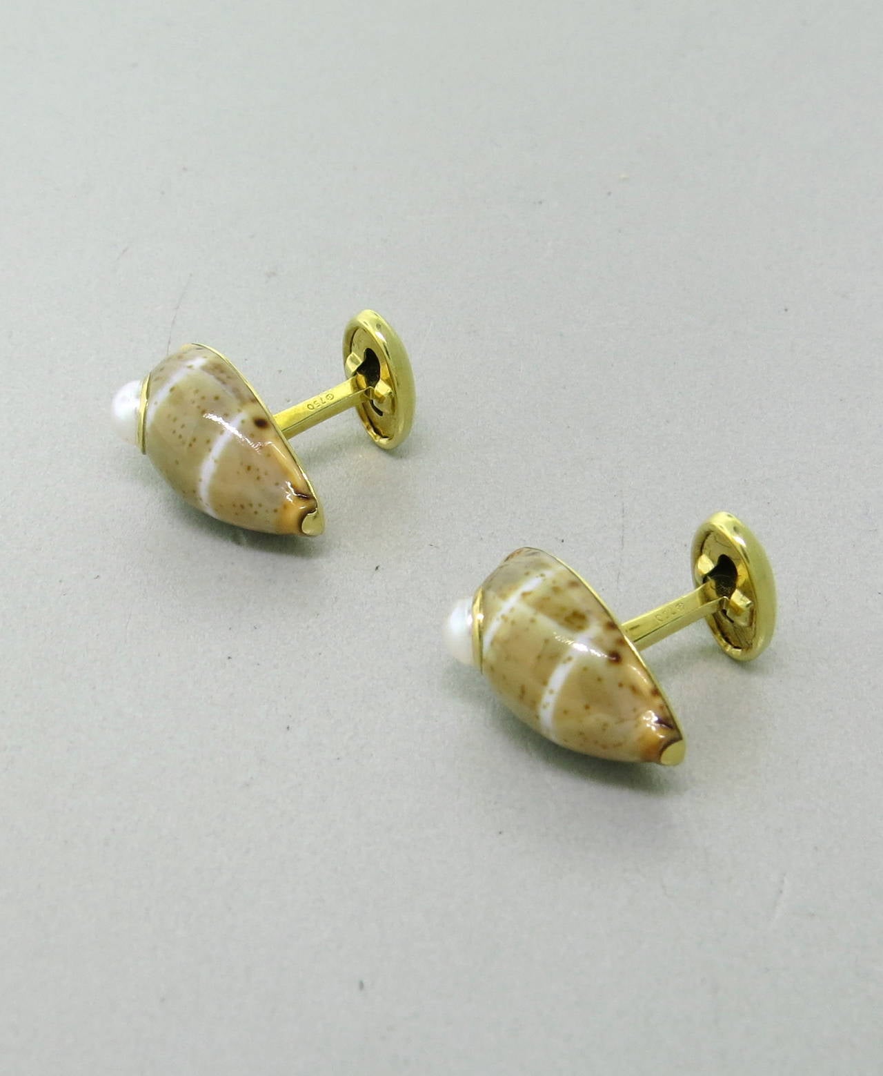 Trianon Shell Pearl Gold Cufflinks In New Condition For Sale In Lambertville, NJ