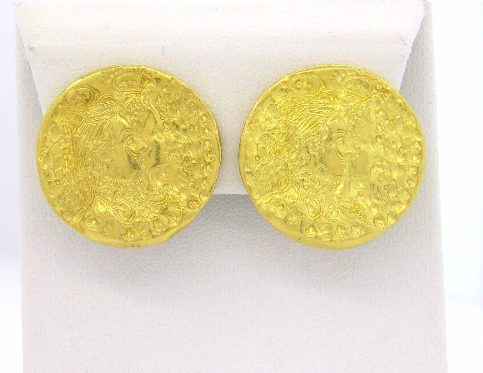 Une paire extrêmement rare de boucles d'oreilles en or jaune 22K conçue par le célèbre peintre surréaliste Salvador Dali. Les boucles d'oreilles mesurent 25 mm de diamètre. Poids - 33::2 grammes. 
 inspiré par son héros:: Louis XIV:: Dali a frappé