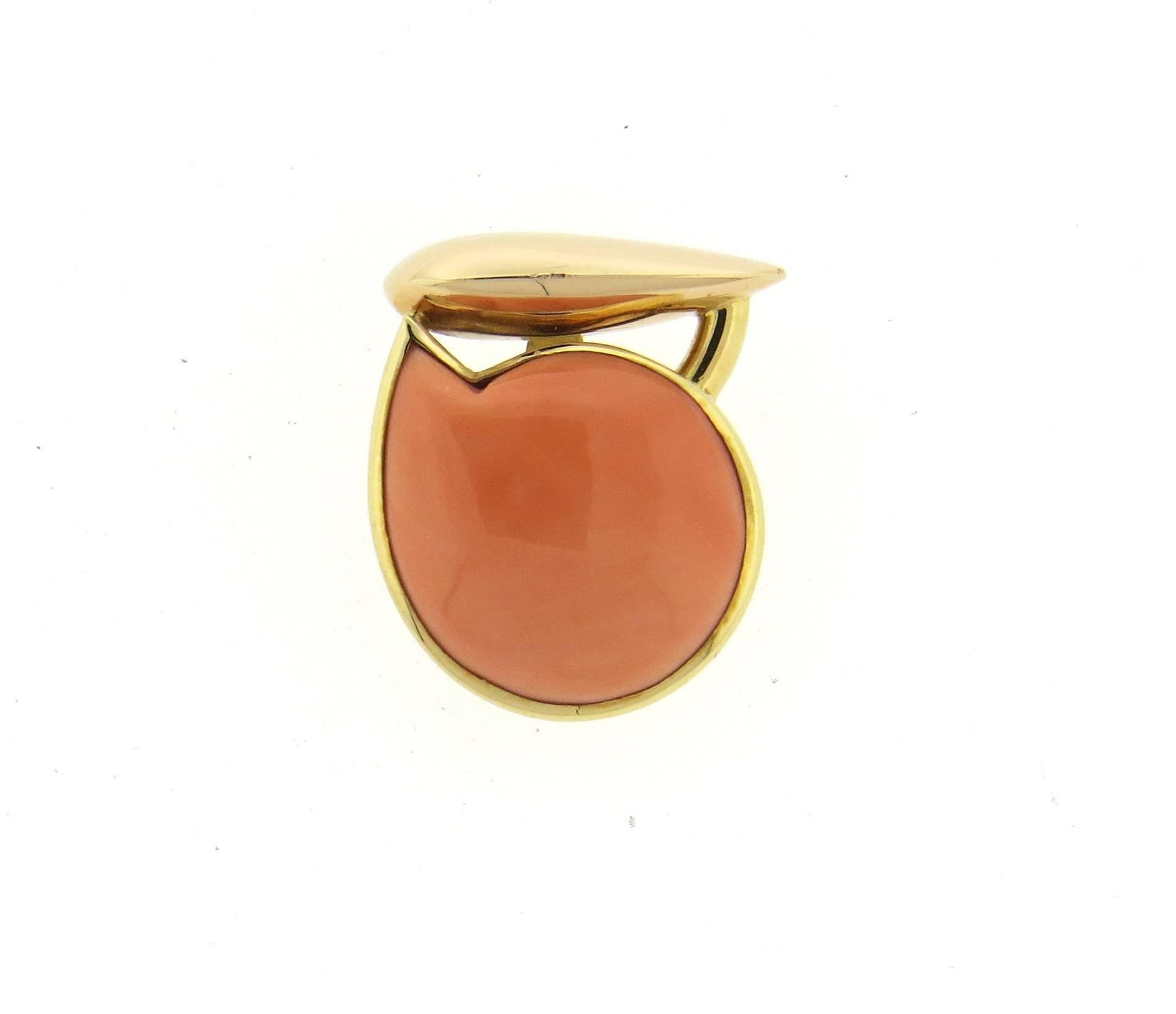 18k yellow gold pendant, crafted by Giorgio Facchini, set with coral gemstone in the center, Pendant measures 31mm x 25mm (pictured necklace is not included). Marked with Facchini signature, 750. Weight of the piece - 17.2 grams 