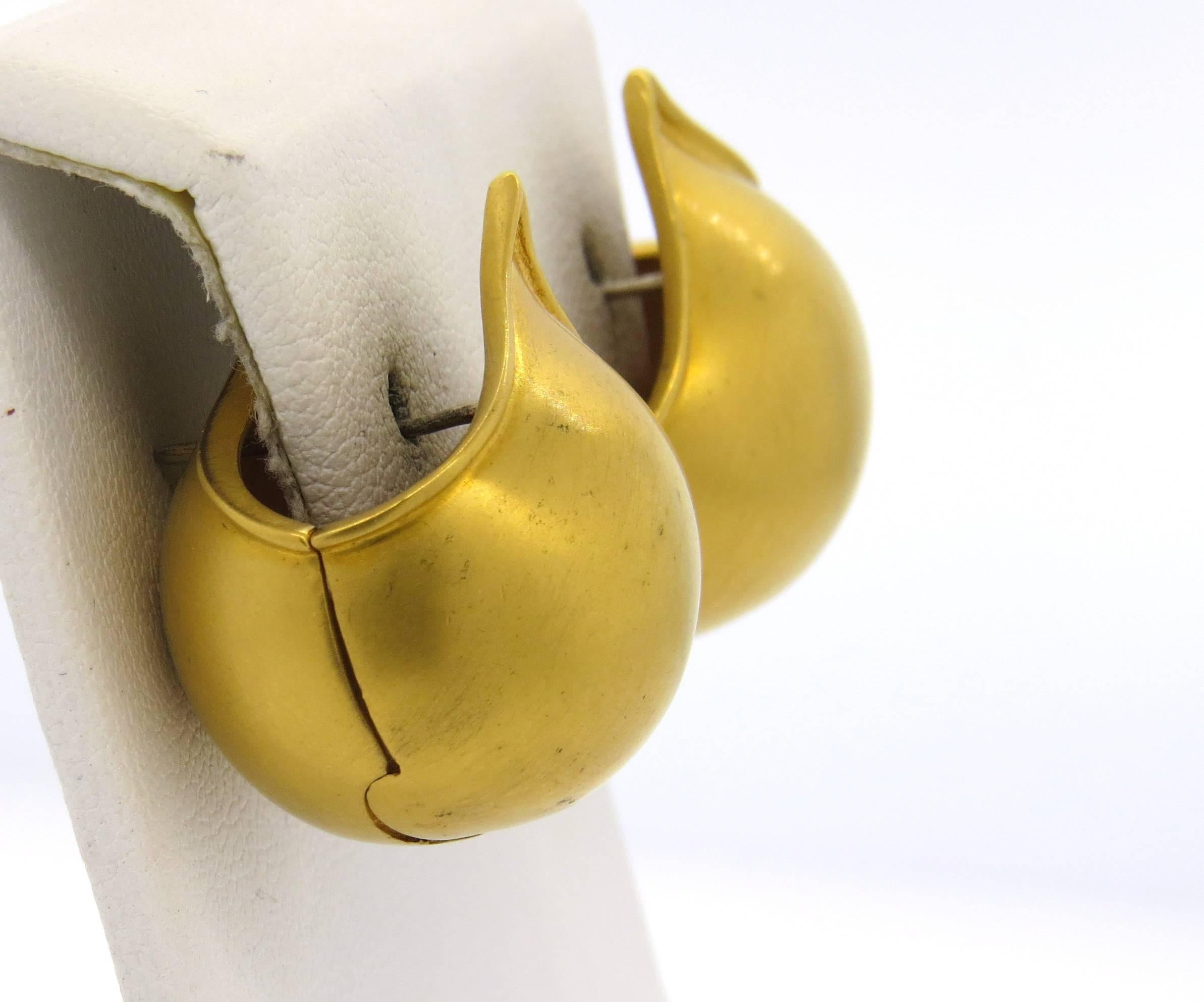Unusual Yellow Gold Domed Huggie Earrings In Excellent Condition In Lambertville, NJ
