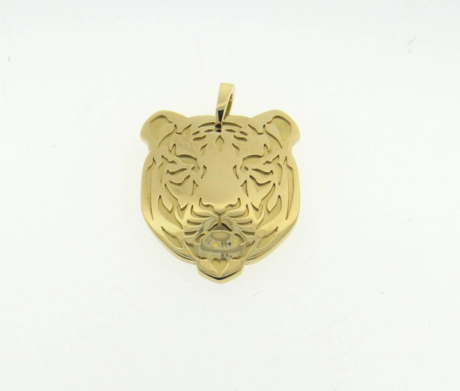 18k yellow gold pendant, crafted by Carrera Y Carrera, featuring tiger head. Pendant is 36mm with bale x 26mm. Marked: CC mark, 750, 412189. Weight of the piece - 14.8 grams 