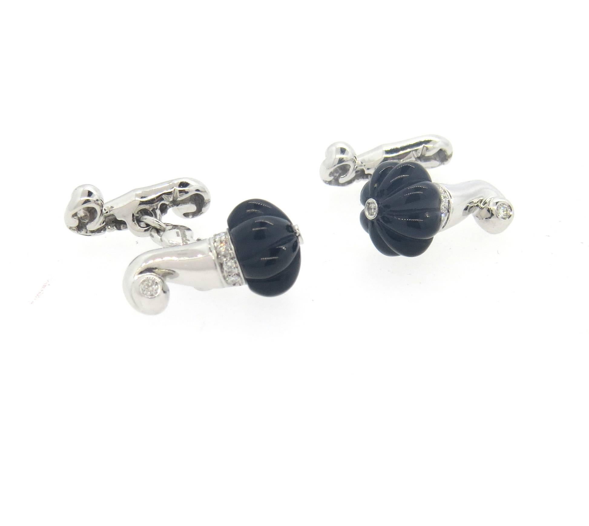 A pair of 18k white gold cufflinks, crafted by Chantecler, featuring carved onyx top, surrounded with 0.15ctw in diamonds. Each top measures 18mm x 8mm, back - 15mm x 5mm. Marked: Chantecler capri, Italy, 18kt, 750. Weight - 10 grams
Come with