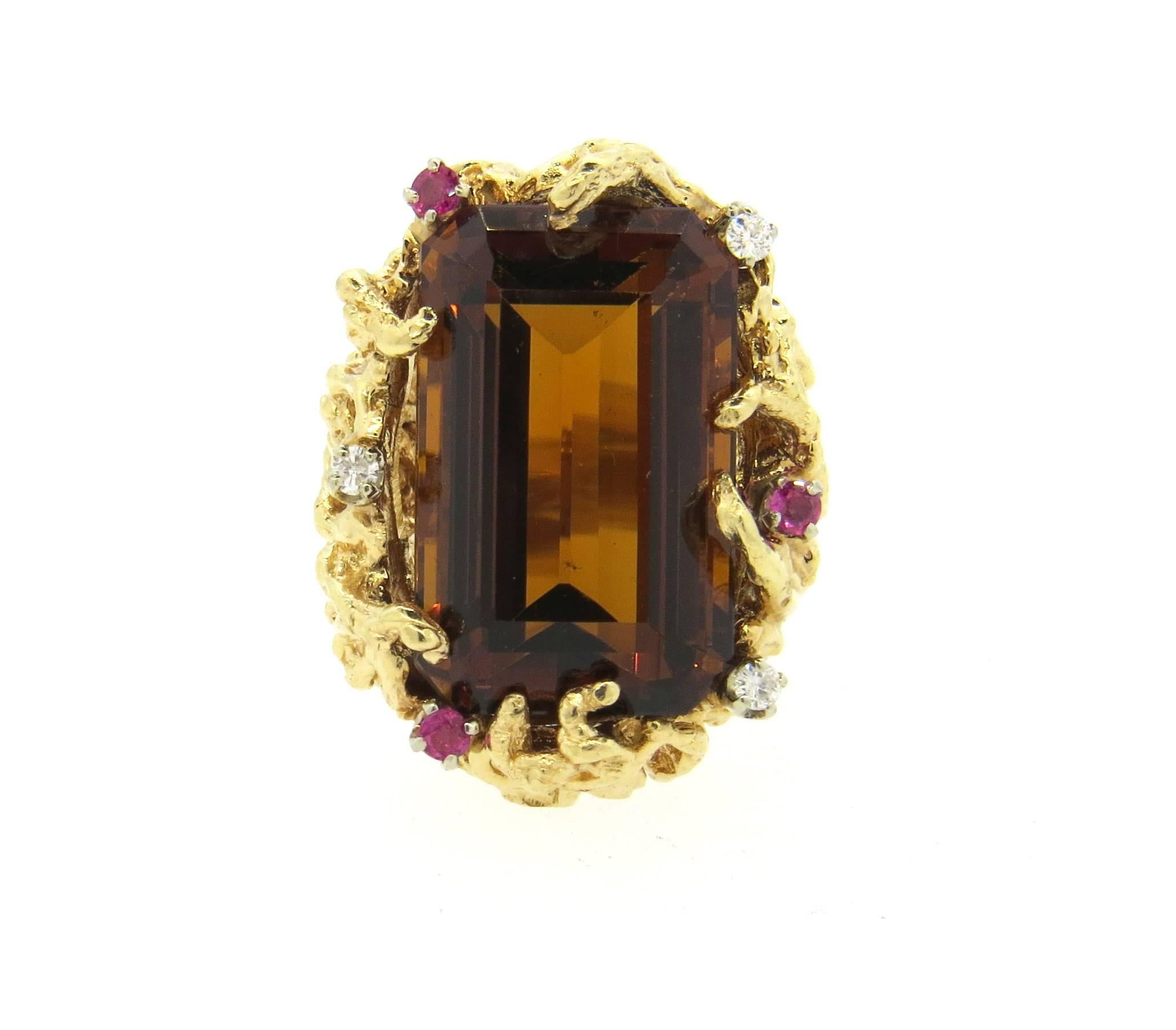 1970s vintage 14k yellow gold free form ring, set with an approx. 19.5ct citrine, surrounded with rubies and approx. 0.06ctw in diamonds. Ring is a size 7, ring top is 27mm x 21mm, sits approx. 14mm from the finger. Marked 14k. Weight of the piece -