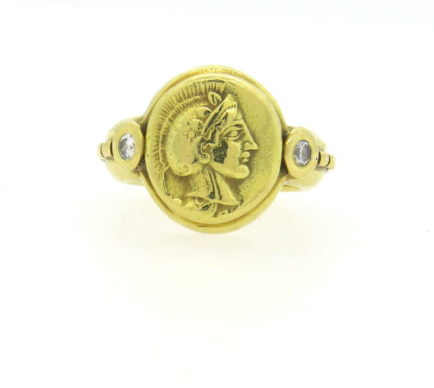Ein von Laurence DeVries gefertigter Ring aus 18 Karat Gelbgold mit einem römischen Münzmotiv:: das das Profil eines Kriegers zeigt:: besetzt mit zwei Diamanten an den Seiten - ca. 0::10ctw. Ring Größe 5:: Ring oben ist 15mm breit an der breitesten