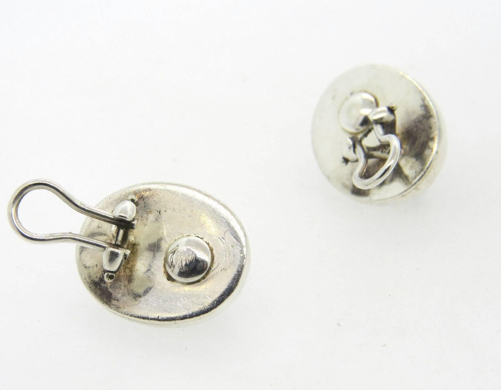 Ein Paar Ohrringe aus 18 Karat Gelbgold und Sterlingsilber:: besetzt mit Lapislazuli-Cabochons von 14 x 10 mm.  Die von Ilias Lalaounis gefertigten Ohrringe messen 22 mm x 18 mm und wiegen 14::4 Gramm.  Markiert: Herstellerzeichen:: 925:: 750