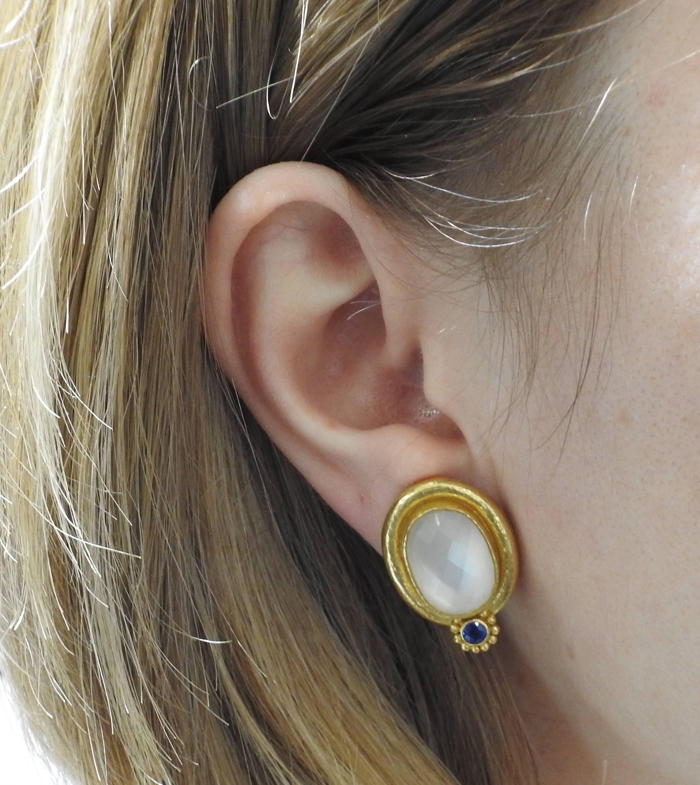 Women's Elizabeth Locke Moonstone Sapphire Gold Earrings For Sale
